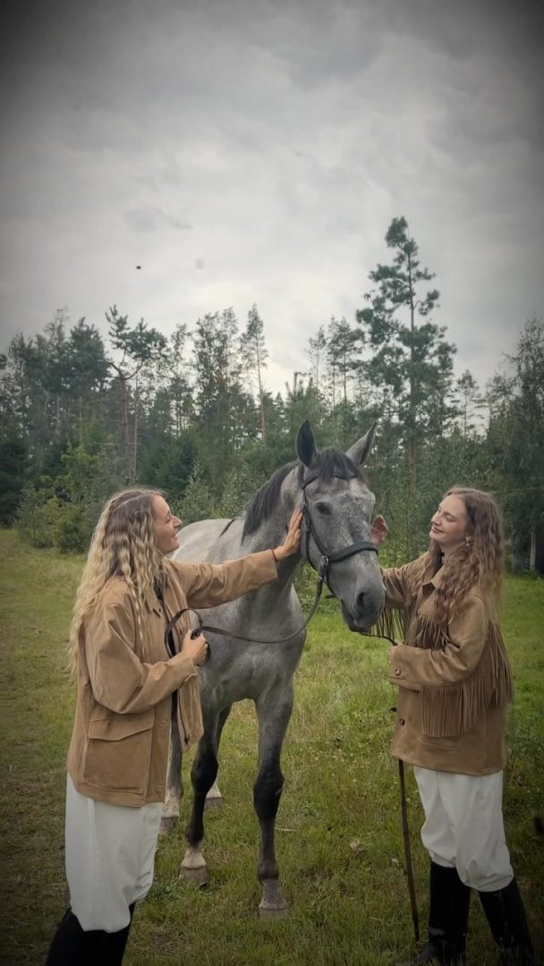 So this wasn’t only a photoshoot with horses. It was an evening for a mother and daughter to slow down, laugh, hug and simply enjoy being together.