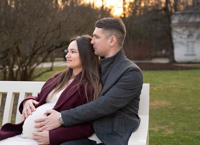 Gaidību pāra fotosesija parkā vakara gaismā