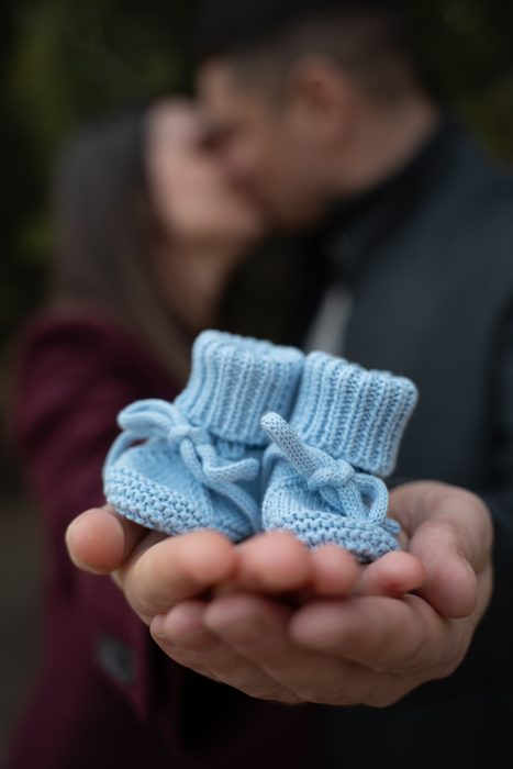 Topošie vecāki tur mazus zilus zābaciņus