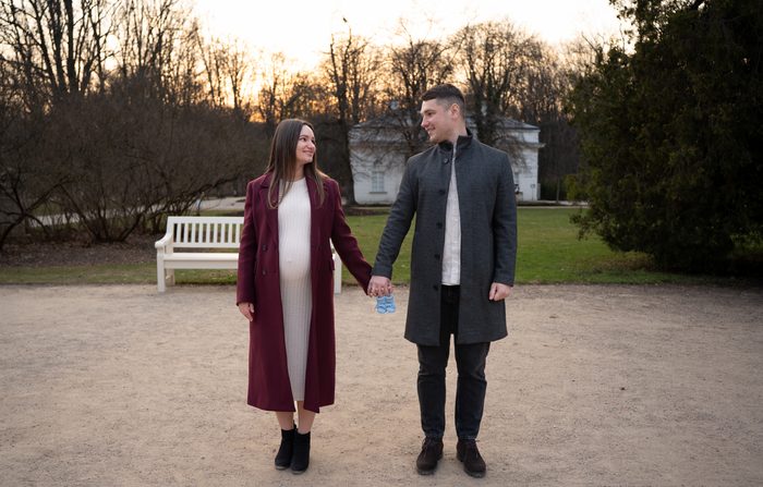 Gaidību pāra fotosesija parkā vakara gaismā