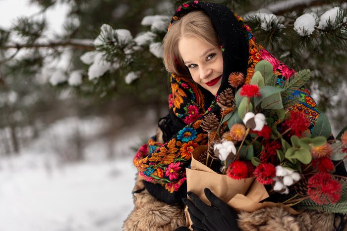 Ziemas portrets ar krāsainu lakatu sniegotā mežā