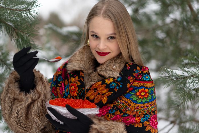 Ziemas portrets ar krāsainu lakatu sniegotā mežā