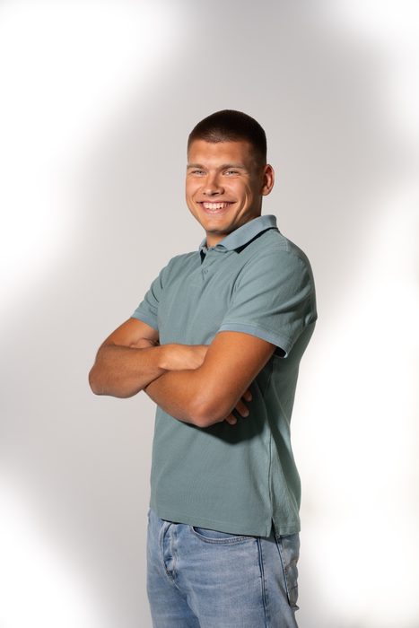 Vīrieša portrets polo kreklā studijā