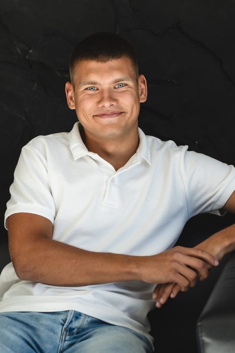 Vīrieša portrets polo kreklā studijā