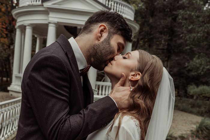 A kiss in front of the white rotunda in Ķemeri Park