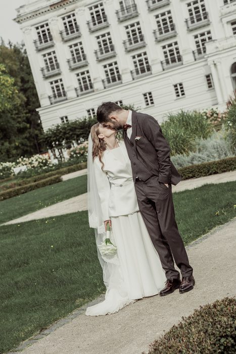 A kiss on the park path in front of Ķemeri Sanatorium